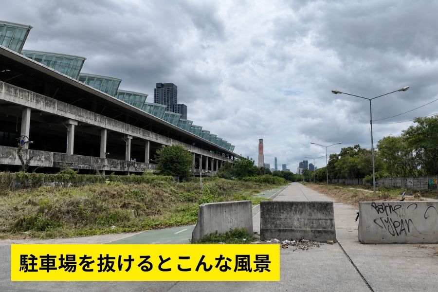 マッカサン駅1番出口付近の空き地
