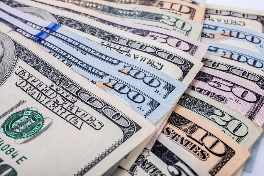 お金は米ドル、ただし小額紙幣で