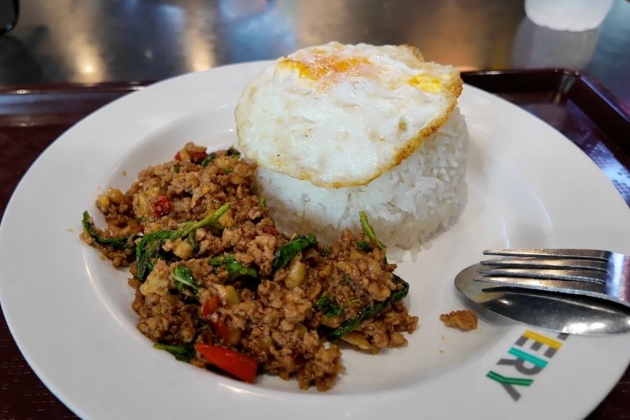 プナウィティで食べたガパオライス