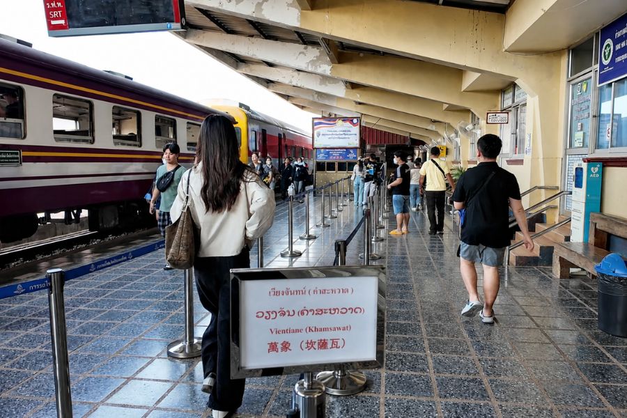 ノンカーイ駅での出国手続き
